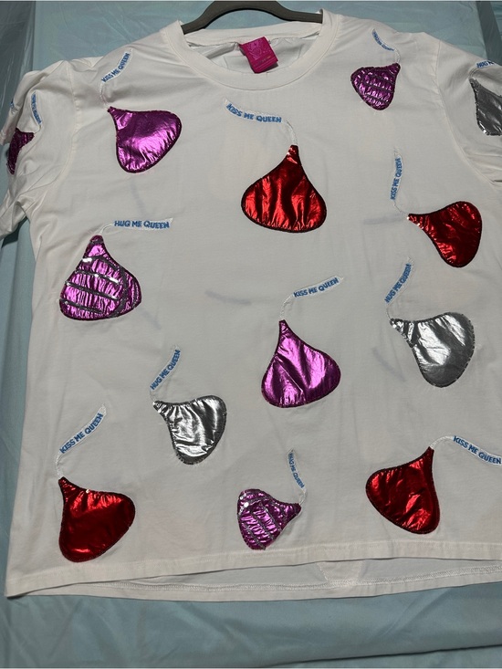 QUEEN OF SPARKLES Other - Queen of  Sparkles Metallic Hershey Kiss Graphic Tee -